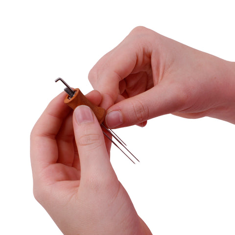 BAGERLA 60PCS Needle Felting Needles with Wooden Handles, Needles Felting  Tools Kit with 2 Felt Needle Handles Felting Needles Fingercots, 4-Sizes
